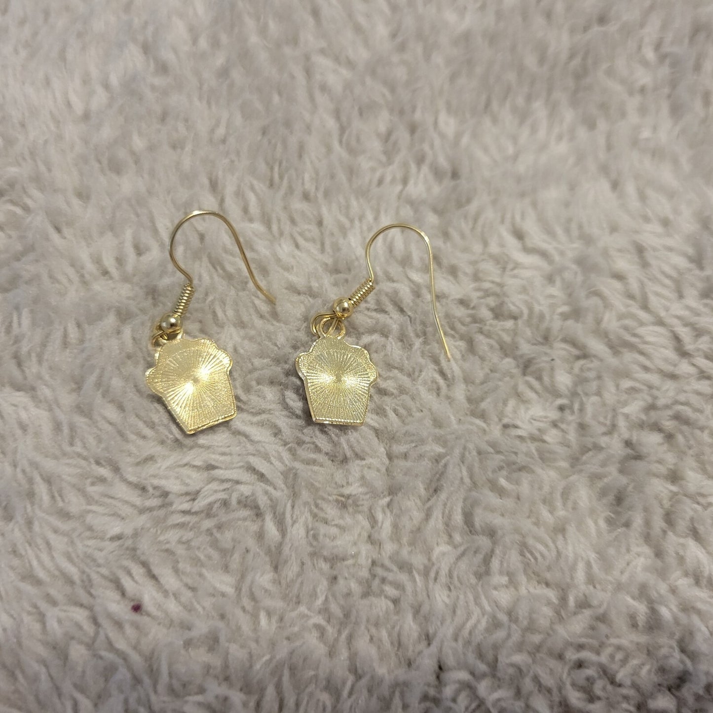 Cupcakes Earrings One Pair Gold Tone Pink Fish Hook Dangle Hanging Novelty