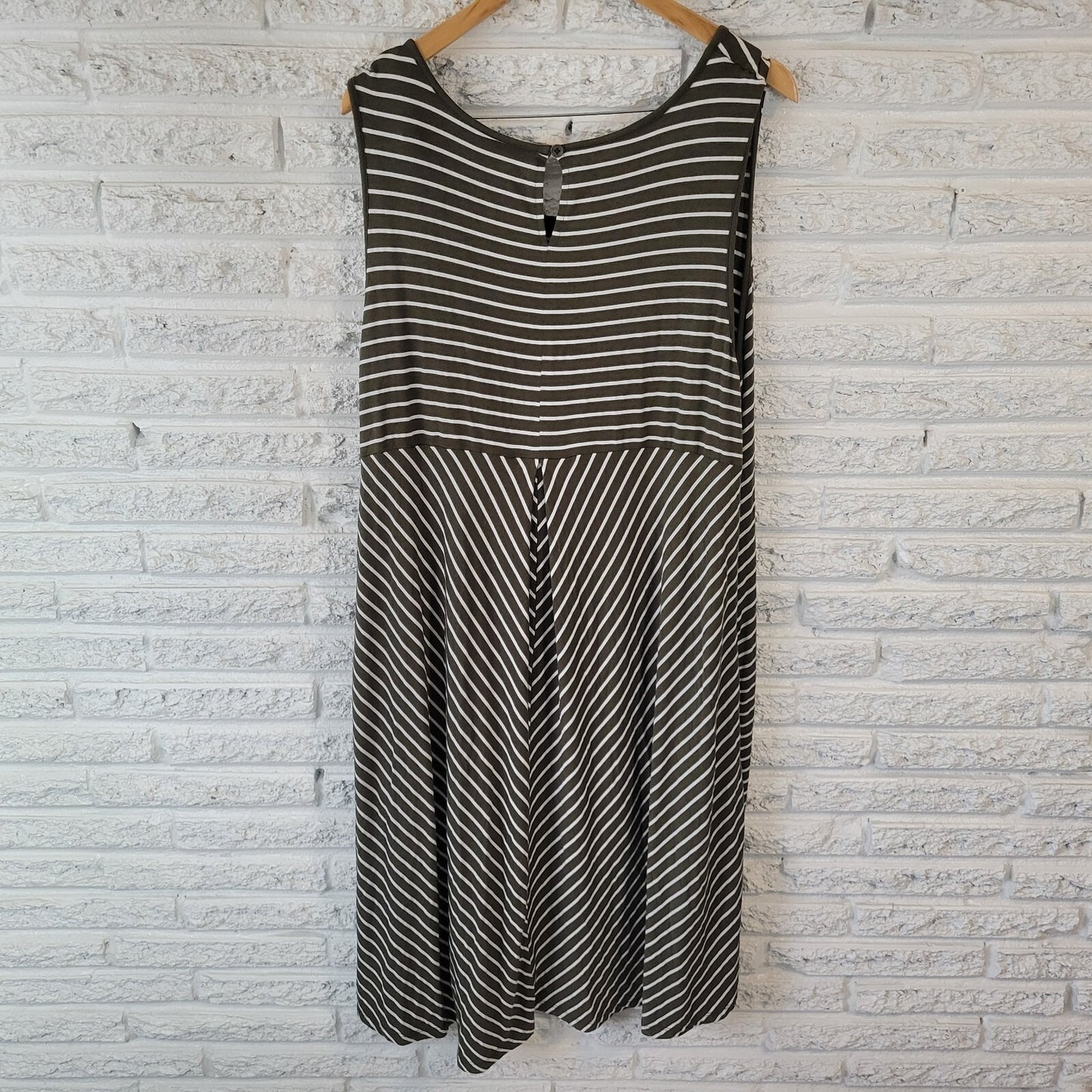 Nina Leonard Women Dress 2X Plus Sleeveless Shift Lightweight Green White Stripe