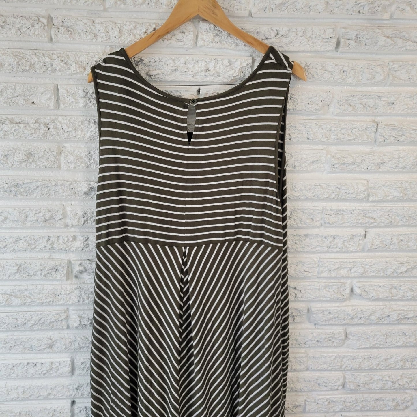 Nina Leonard Women Dress 2X Plus Sleeveless Shift Lightweight Green White Stripe