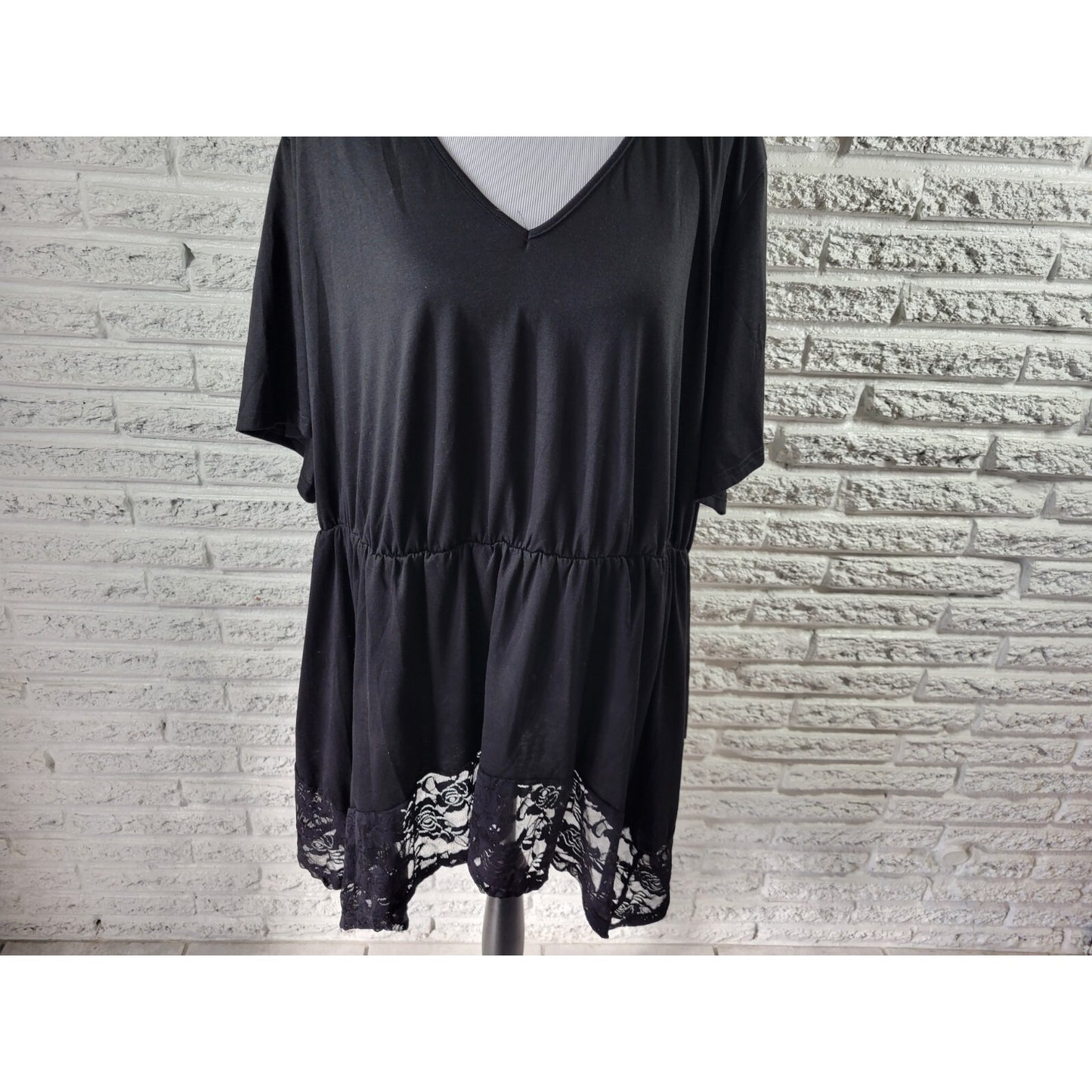 Bloomchic Womens Top 26 Plus Short Sleeve Black Lace Hem Stretchy Career Casual